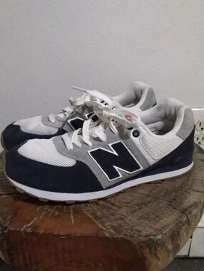 New Balance Kids Navy, White, and Gray Retro Sneakers Size 6.